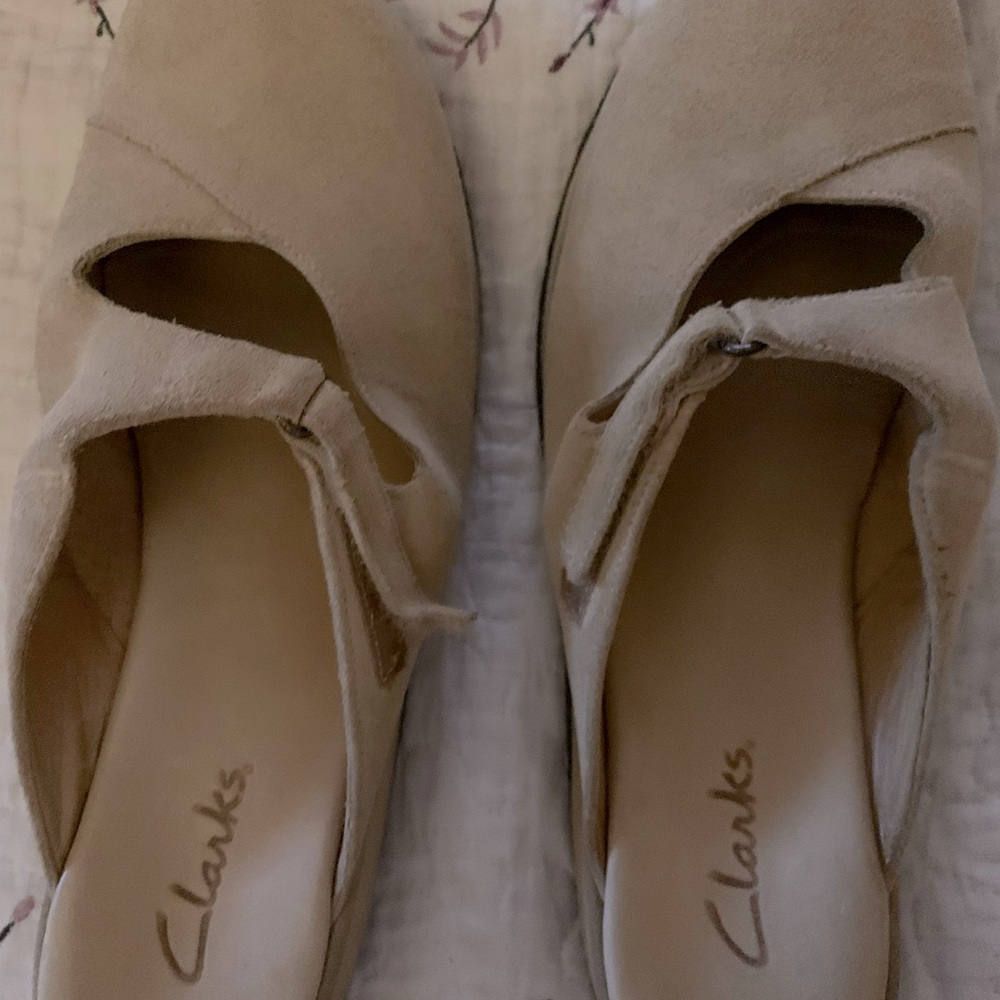Clarks Size 11 clogs. Tan suede. No scuffs, scrapes or damage. worn once. Velcro